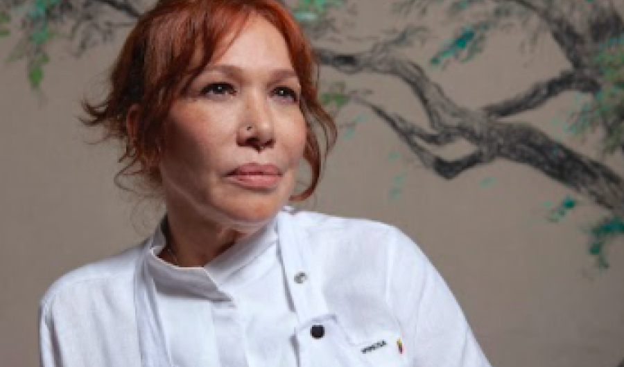 Mujer cocinera con un árbol de fondo