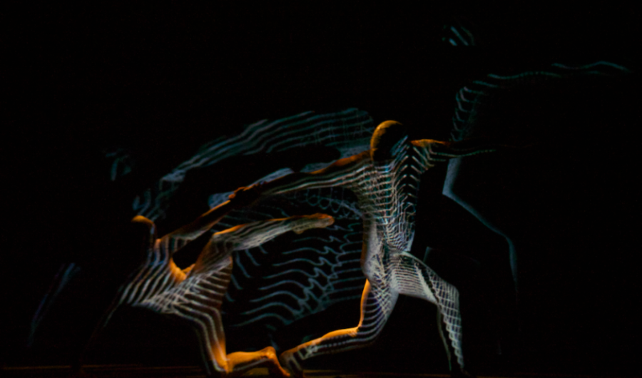 Personas danzando dejando un estela de luz