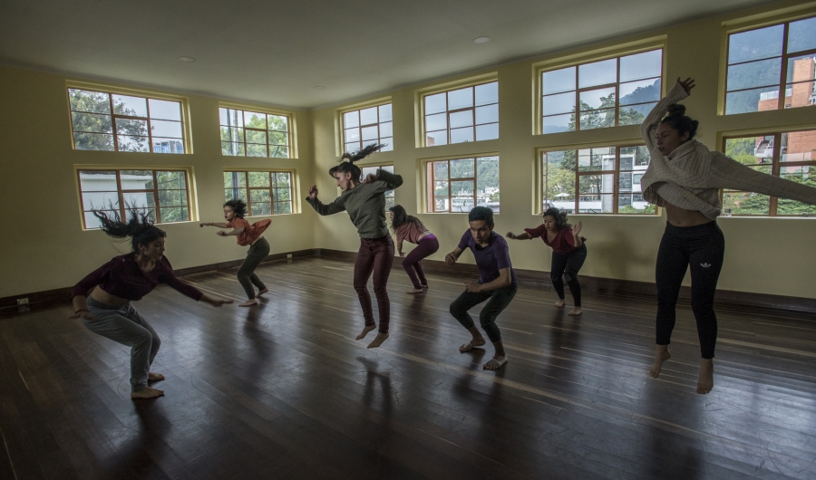 Bailarines en salón de la Casona de la Danza