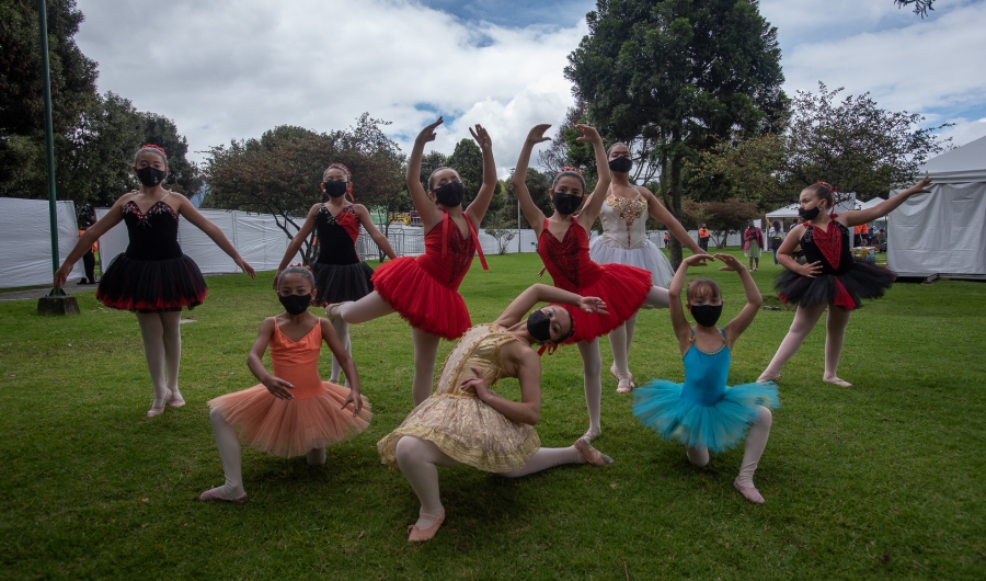 Grupo de bailarinas de ballet en el Parque Simón Bolívar