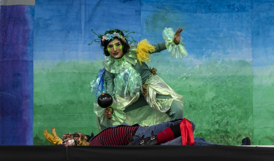 Mujer en presentación teatral