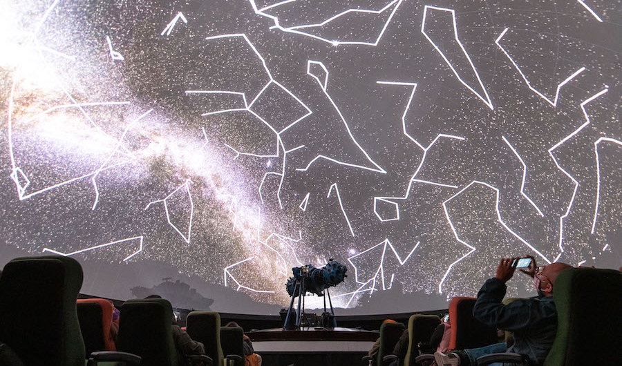Constelaciones en el domo del Planetario de Bogotá.