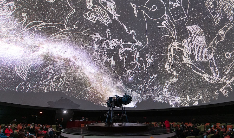 Constelaciones en el domo del Planetario de Bogotá.