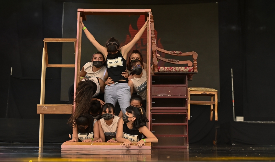 Grupo de bailarines de danza urbana sobre un marco de madera