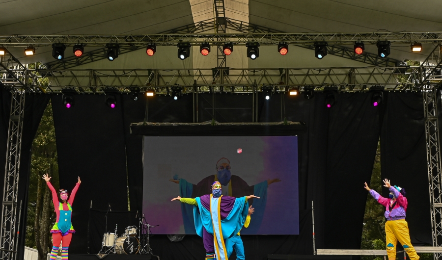 Tres artistas interdisciplinares bailan en tarima