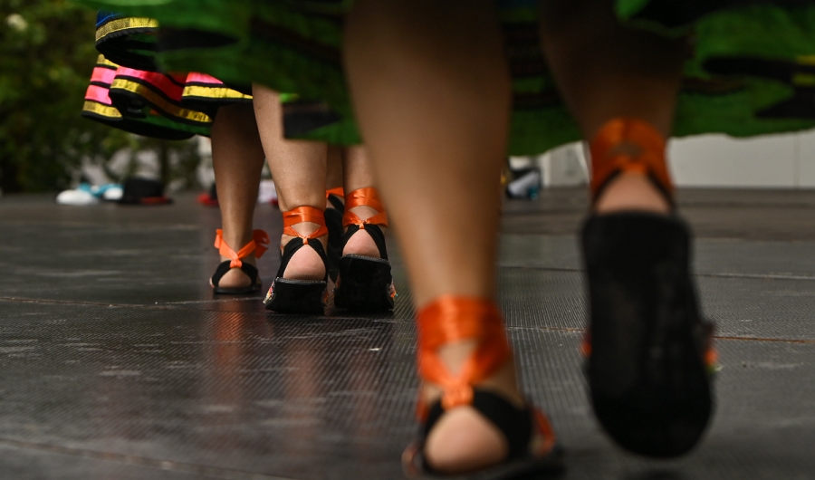 Pies de danza tradicional sobre tarima