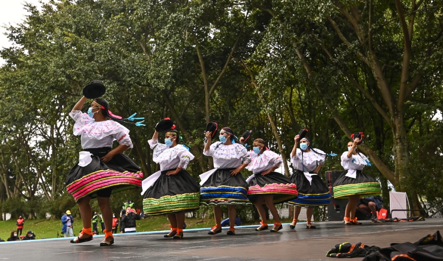 Grupo de bailarines de danza tradicional