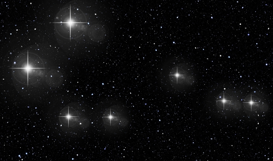Estrellas más brillantes junto a unas más tenues en el espacio