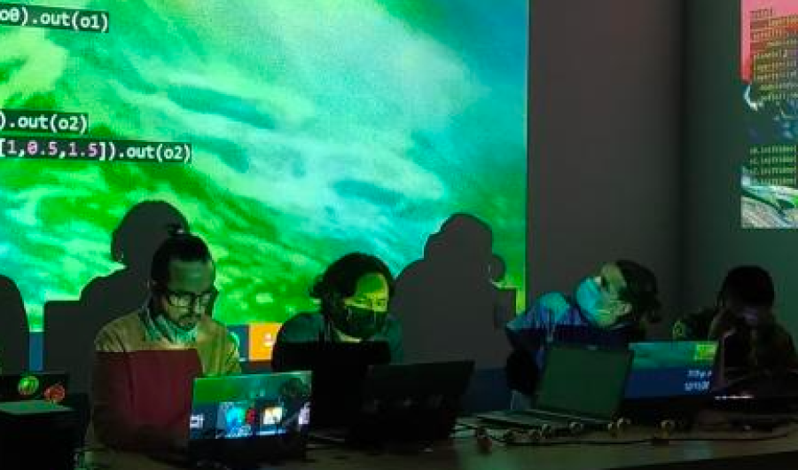 Jóvenes con computar haciendo proyección