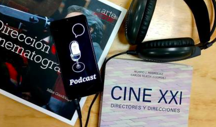 Libros de cine y audífonos 