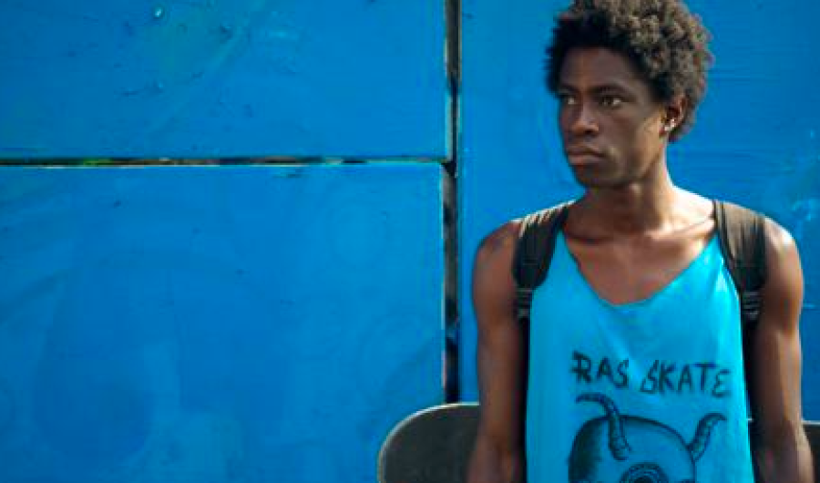 joven afro con patineta