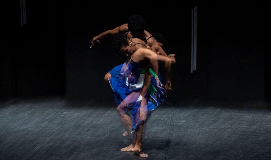 Bailarina francesa en escena con la obra Celulle
