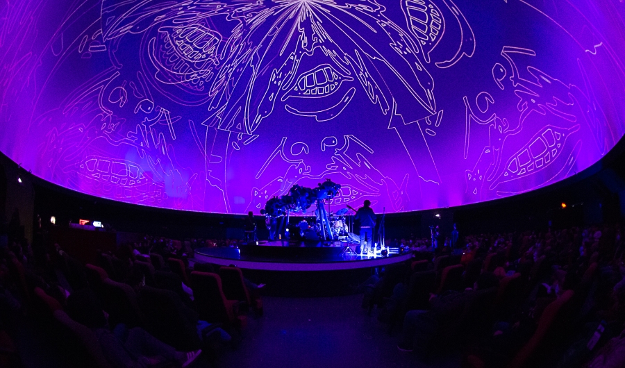 Proyección en morado en el domo del Planetario de Bogotá.