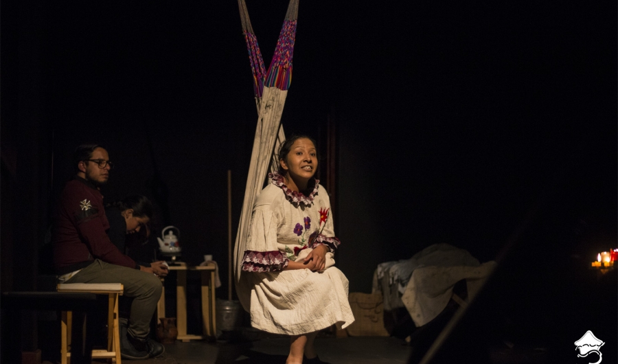 Mujer en escenario