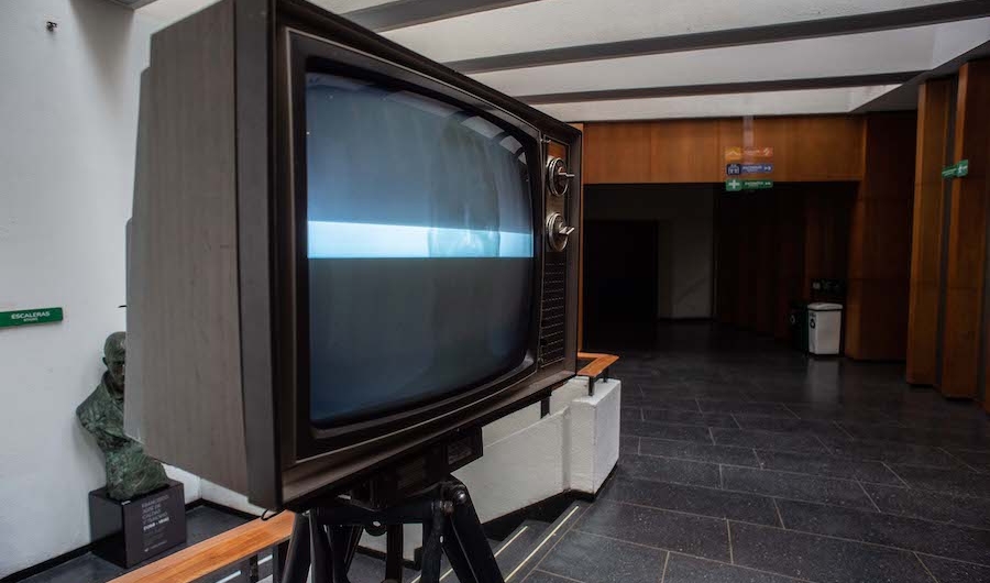 Televisor antiguo con una franja blanca en la mitad.