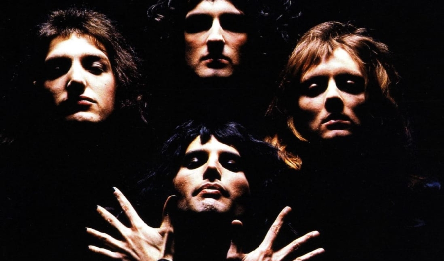 Integrantes de Queen en un fondo negro.