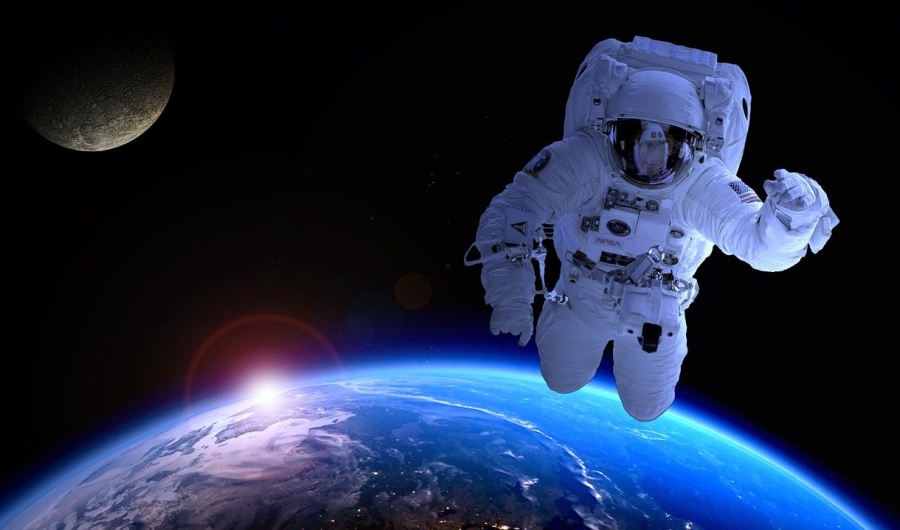 Cosmonauta flotando encima de la Tierra en el espacio.