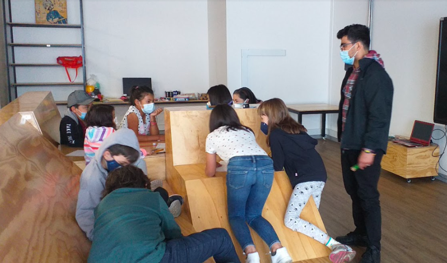 Niños dibujando en la Objetoteca