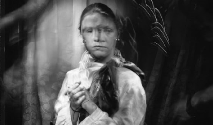 Foto en blanco y negro de una niña