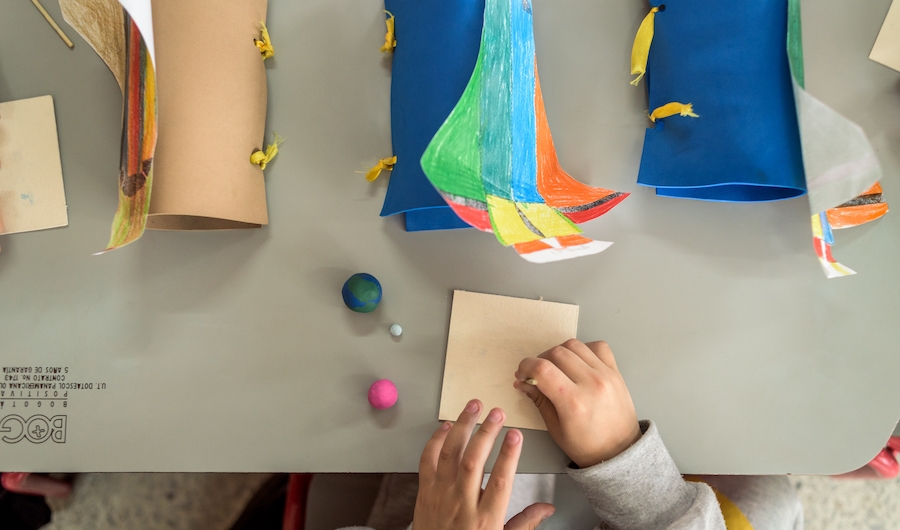 Un niño arma la parte de uno de los cohetes construidos con materiales reciclados.