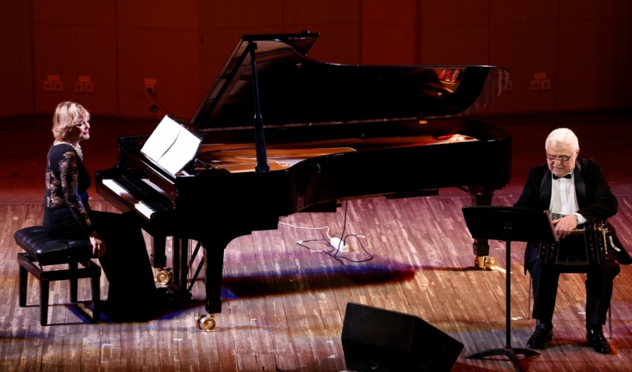Daniel Binelli y Polly Ferman en un escenario tocando el piano