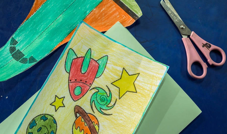 Dibujo y recorte de estrellas y cohetes.
