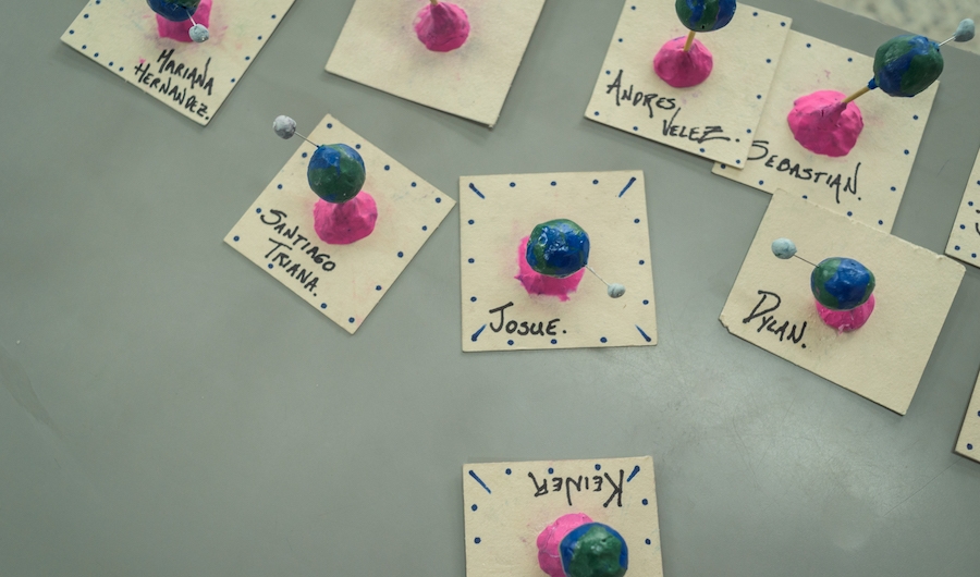 Maquetas de planetas hechos con plastilina.
