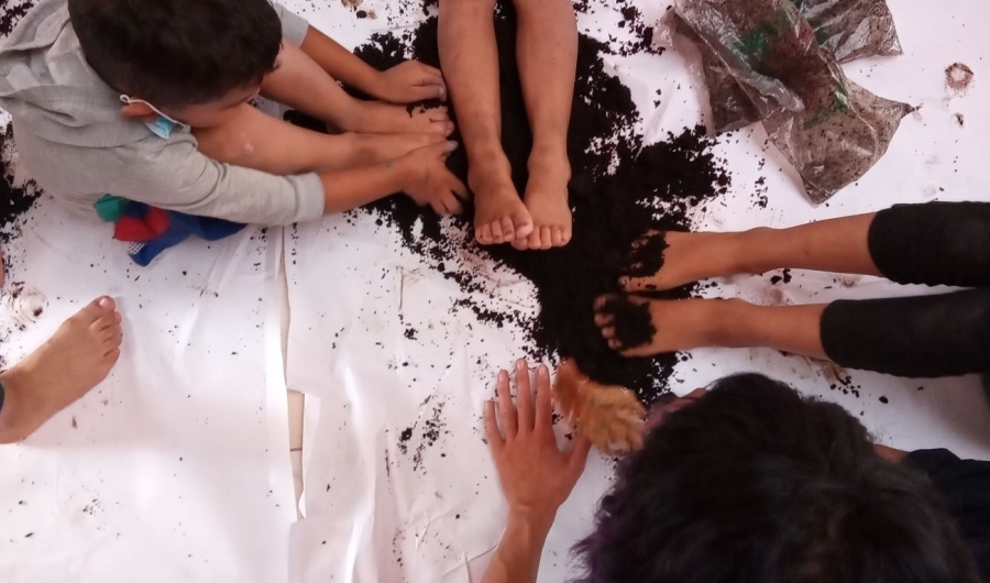 Niños y niñas explorando la creación artística