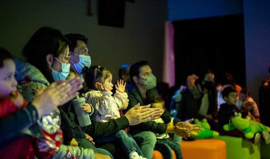 niños y padres en la Sala Infantil de Planetario de Bogotá