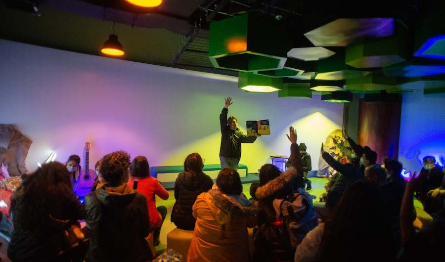 Astrobebés en la sala infantil del Planetario.