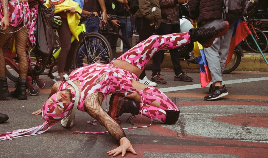 Fotografía de bailarín presentándose en la calle