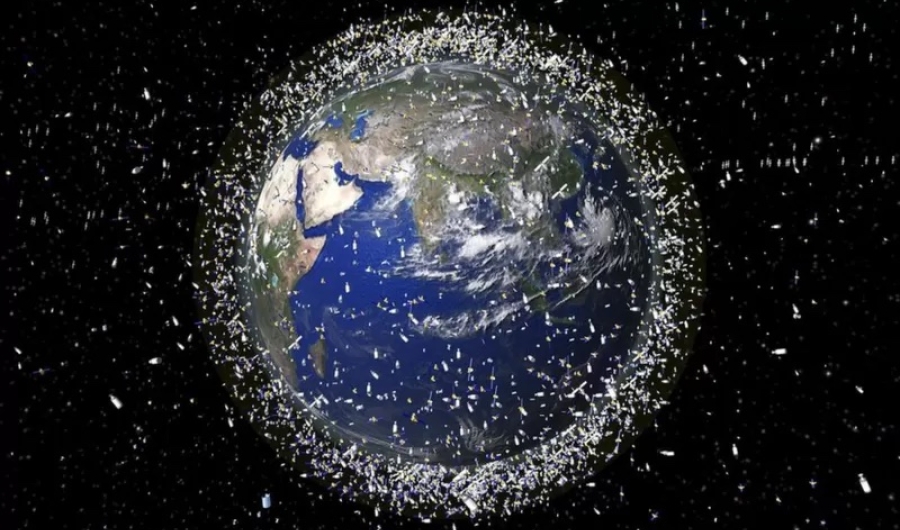 Imagen de la Tierra desde el espacio con muchos satélites y basura espacial orbitándola.