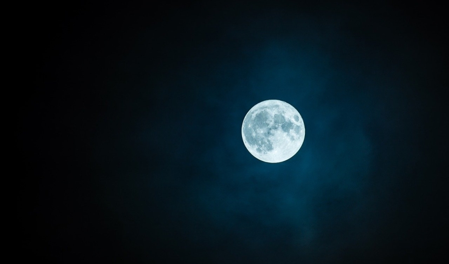 La luna con neblina enfrente en el cielo oscuro
