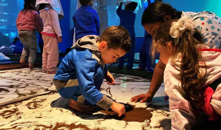 Familia jugando durante experiencia artística