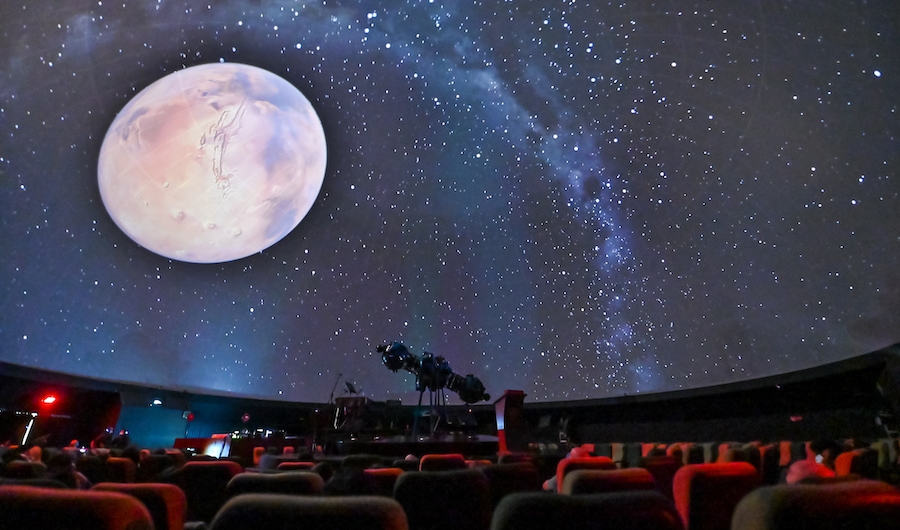 Proyección de Luna y estrellas en el domo del Planetario de Bogotá.