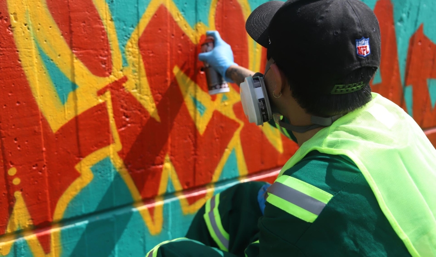 Hombre haciendo dibujo en pared