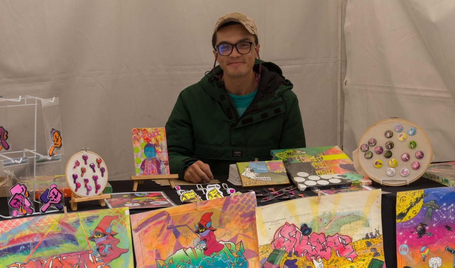 Persona participando en evento al aire libre