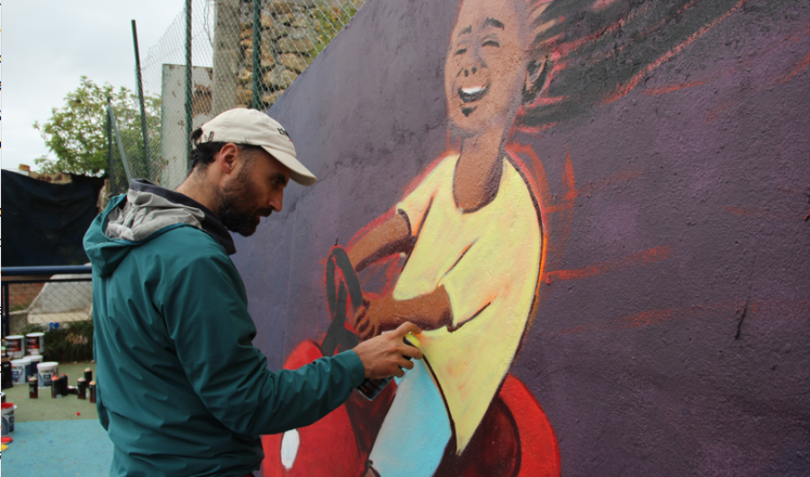 Artista pintando un mural