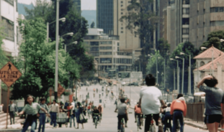 Niños montando bicicleta en la calle