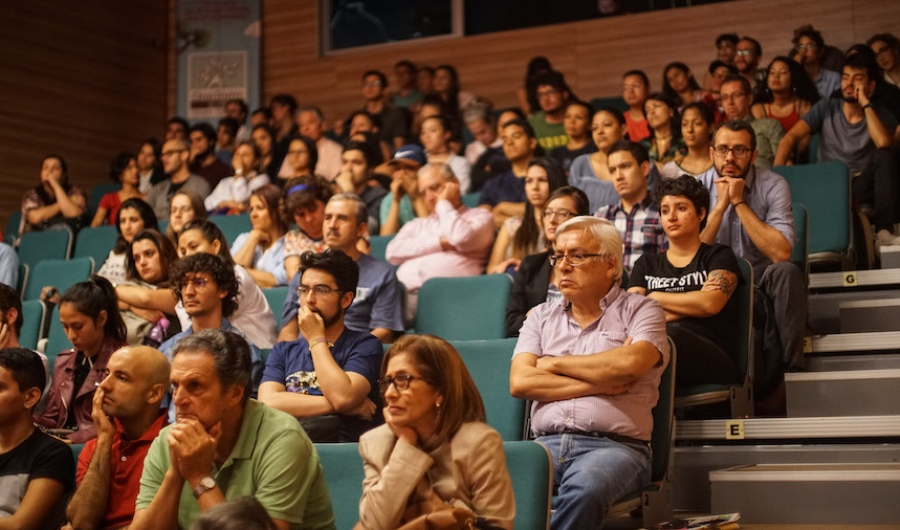 Personas en un auditorio.