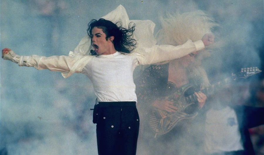 Michael Jackson en fondo de humo azul.
