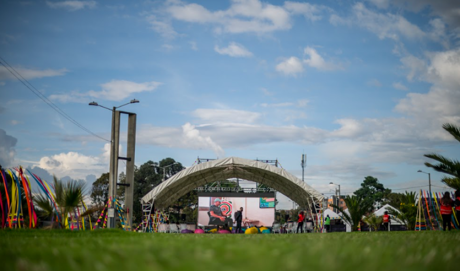 Parque con pantalla grande de cine
