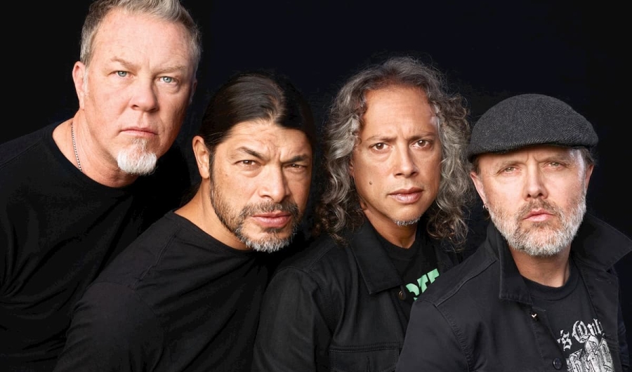 Integrantes de Metallica en fondo negro.