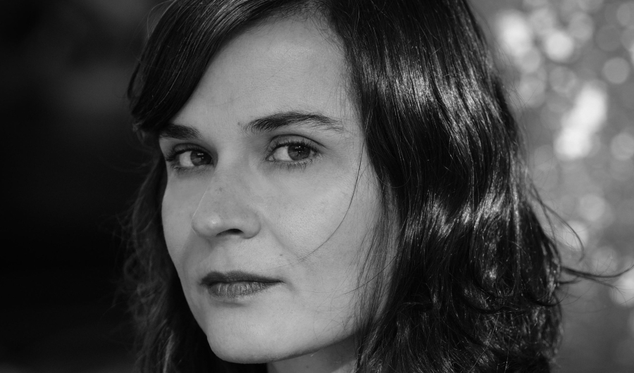 Foto en blanco y negro de una mujer