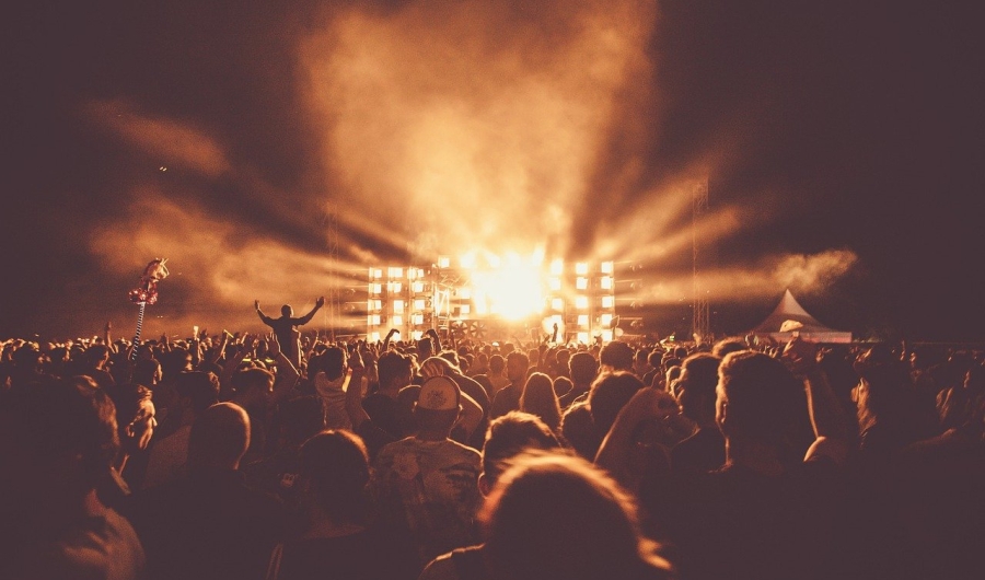 Personas en un festival de música.