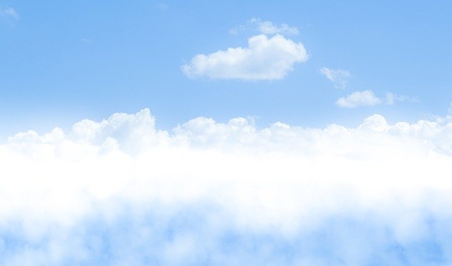Nubes en cielo azul.