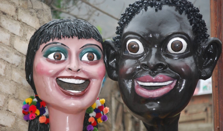 Dos máscaras de frente de día