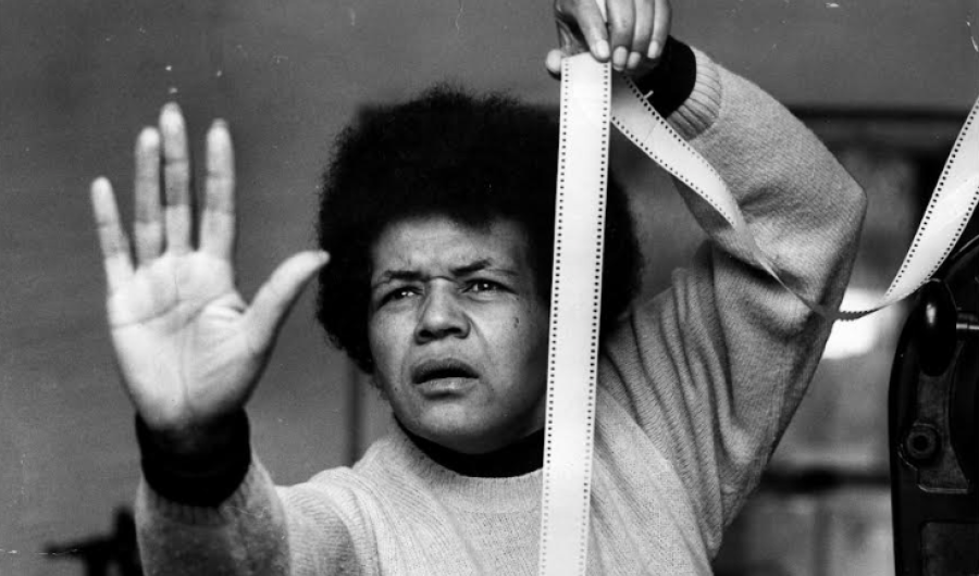 Mujer afro con un carrete de cinta en la mano