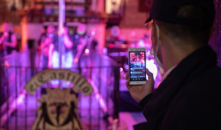 Hombre con un celular en la mano de noche