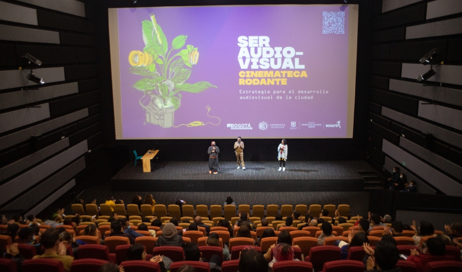 Sala de cine con un conversatorio
